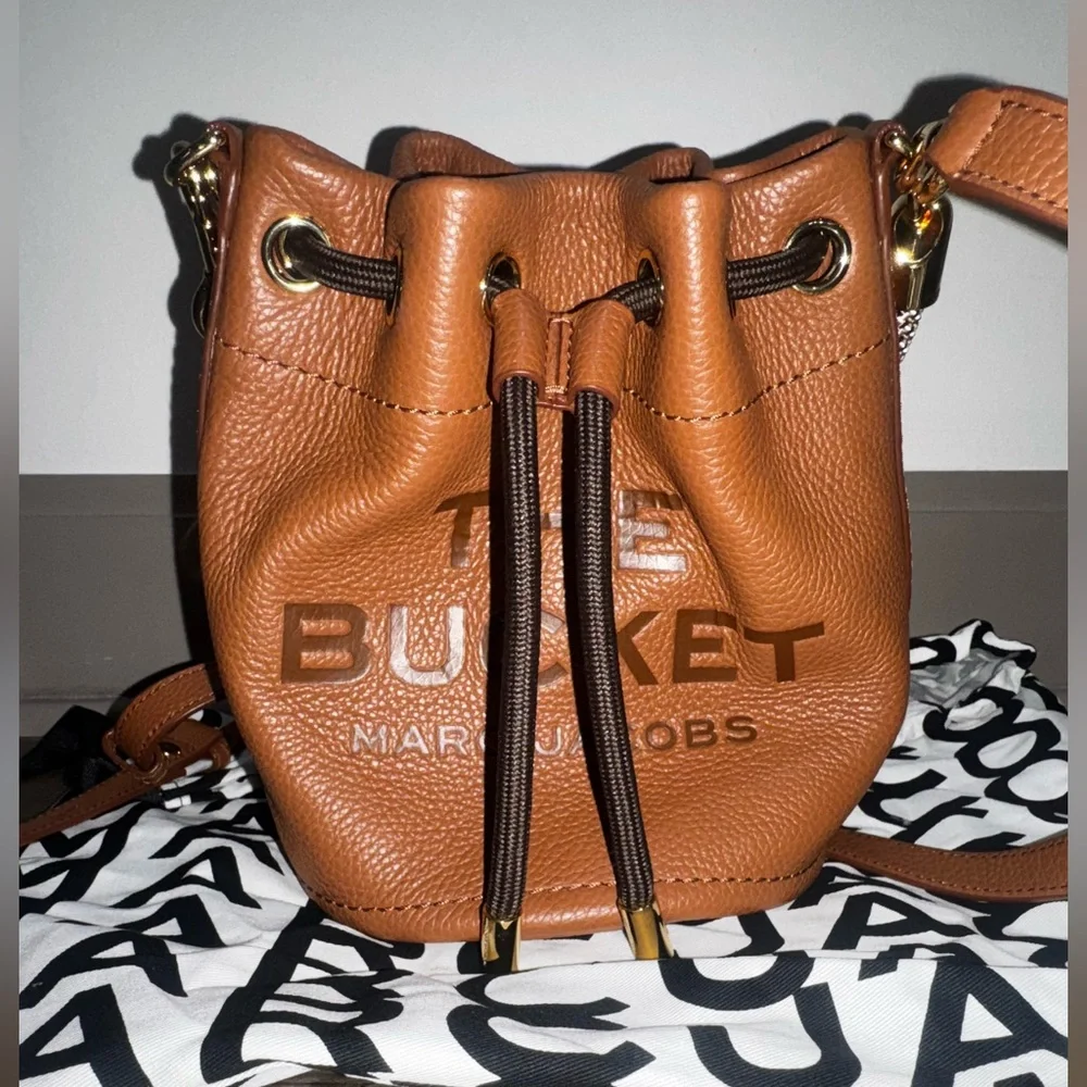 Marc Jacobs Caramel Brown Pebbled Leather Bucket Crossbody Bag - Picture 1 of 8